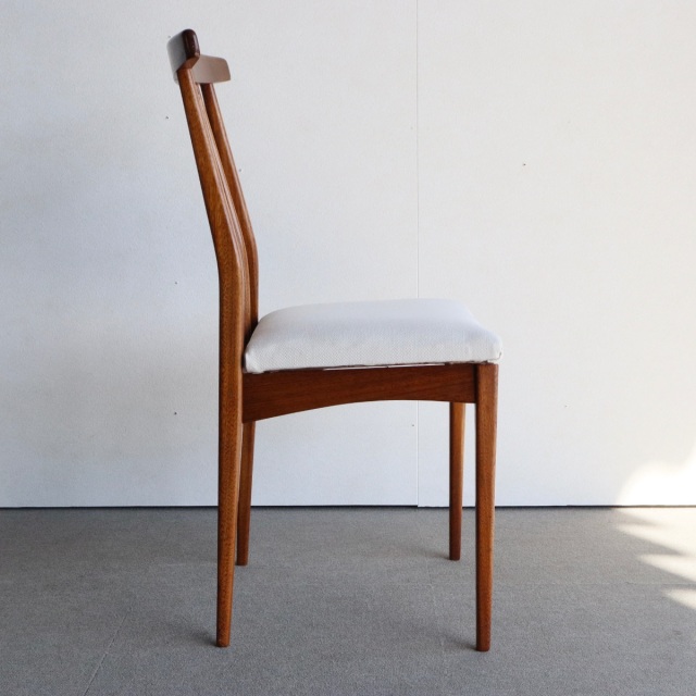 ヤンガーYoungerのハイバックダイニングチェア