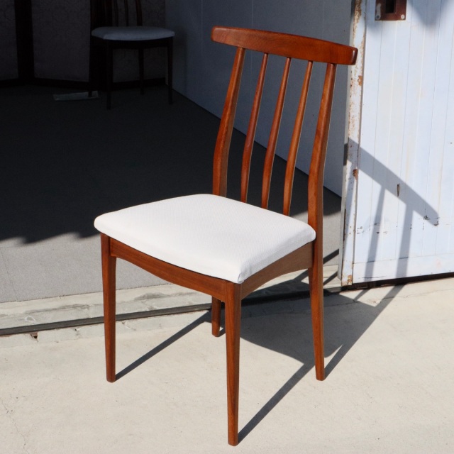 ヤンガーYoungerのハイバックダイニングチェア