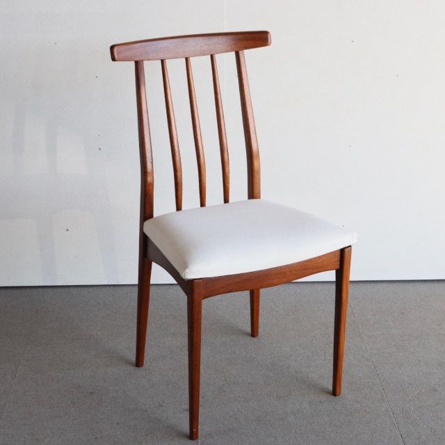 ヤンガーYoungerのハイバックダイニングチェア