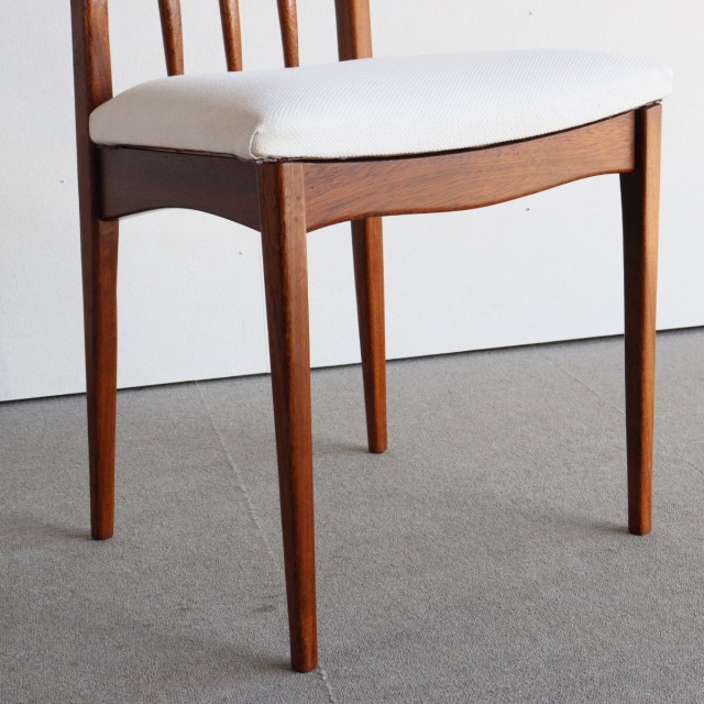 ヤンガーYoungerのハイバックダイニングチェア