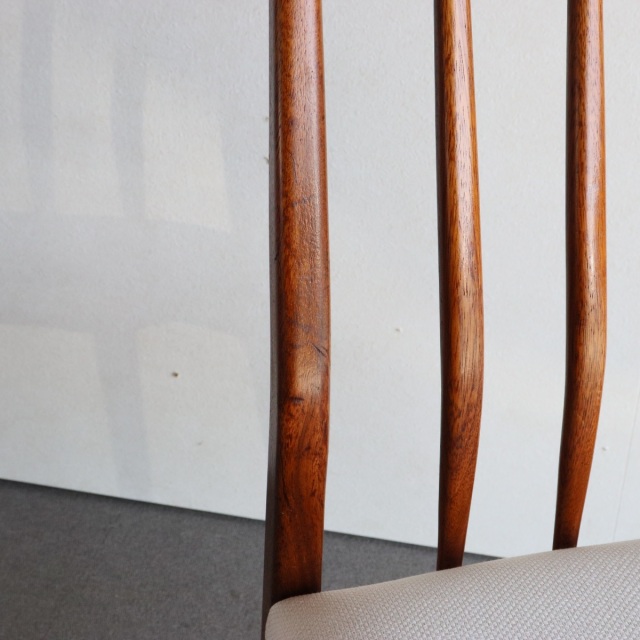 ヤンガーYoungerのハイバックダイニングチェア