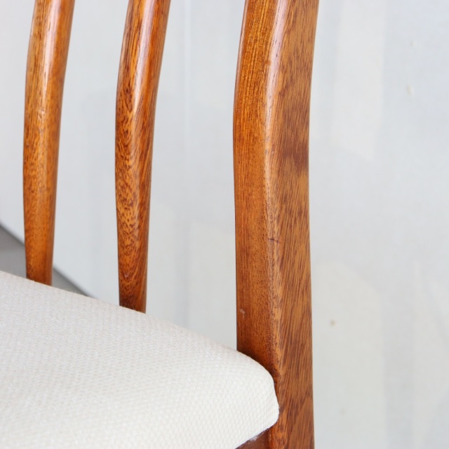 ヤンガーYoungerのハイバックダイニングチェア