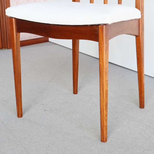 ヤンガーYoungerのハイバックダイニングチェア