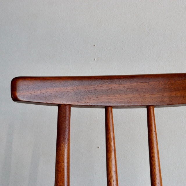 ヤンガーYoungerのハイバックダイニングチェア