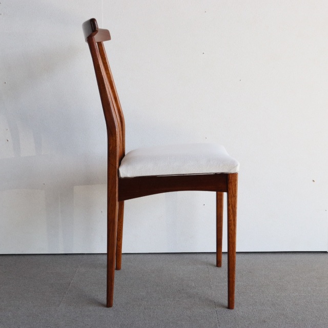 ヤンガーYoungerのハイバックダイニングチェア