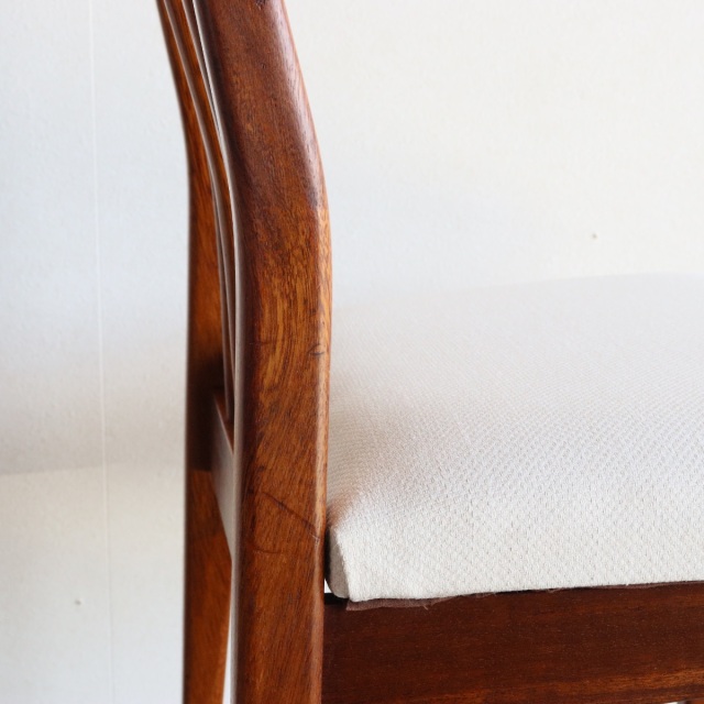 ヤンガーYoungerのハイバックダイニングチェア