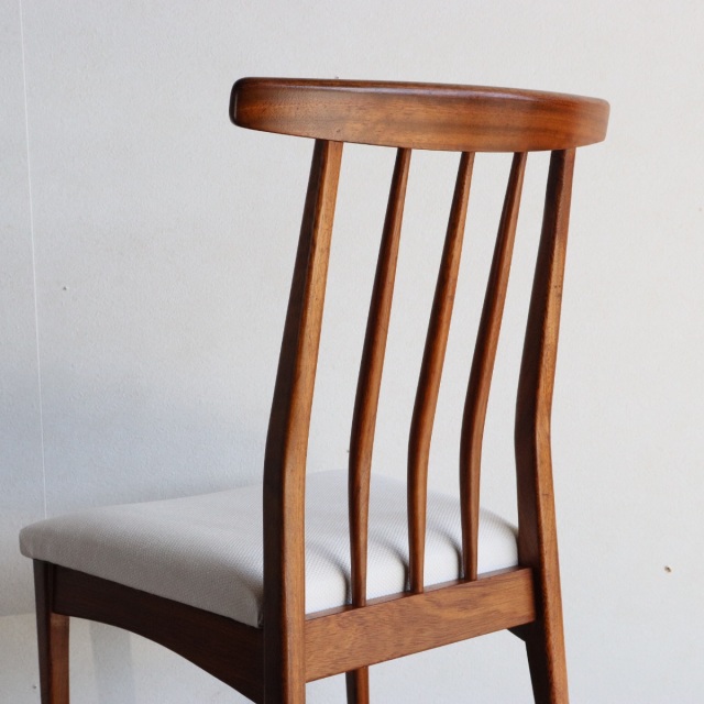 ヤンガーYoungerのハイバックダイニングチェア