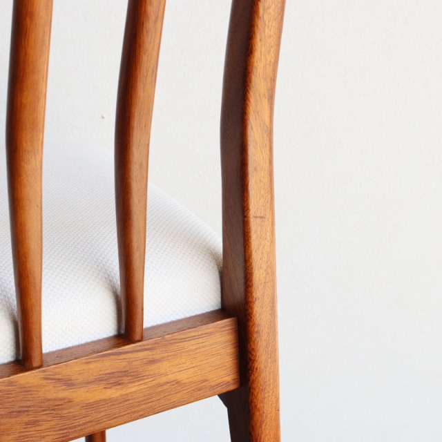 ヤンガーYoungerのハイバックダイニングチェア