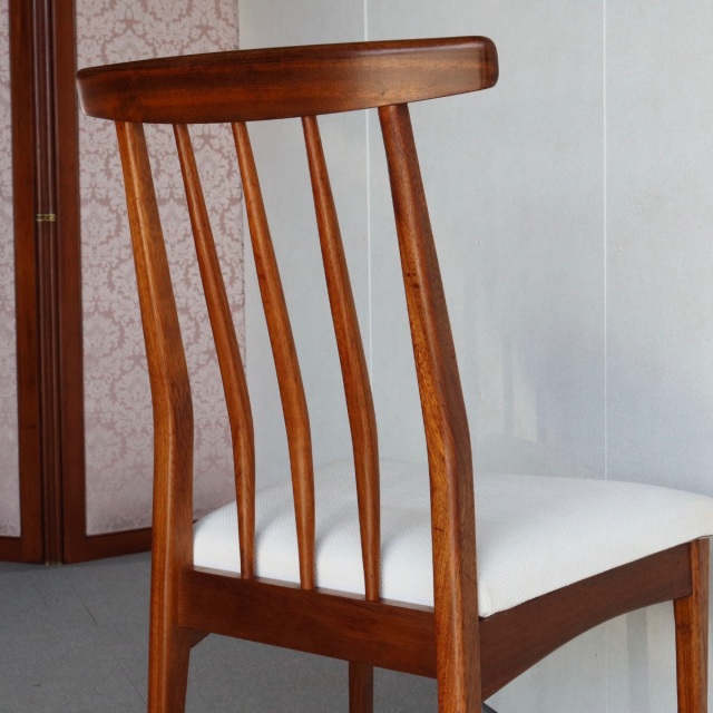 ヤンガーYoungerのハイバックダイニングチェア