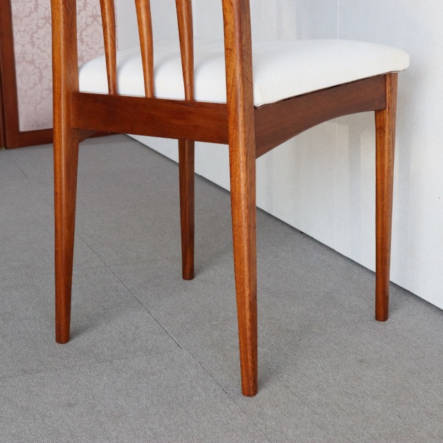 ヤンガーYoungerのハイバックダイニングチェア