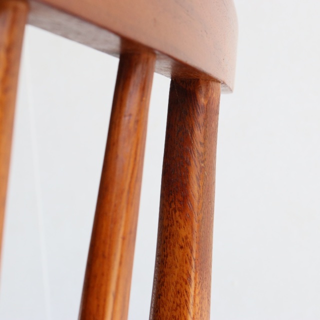 ヤンガーYoungerのハイバックダイニングチェア