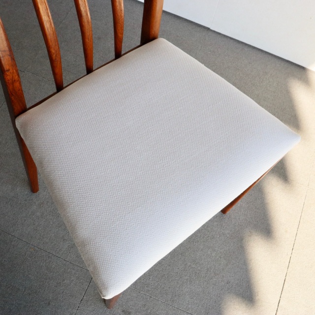 ヤンガーYoungerのハイバックダイニングチェア