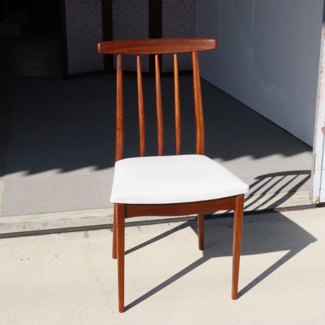 ヤンガーYoungerのハイバックダイニングチェア