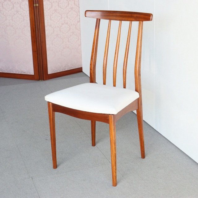 ヤンガーYoungerのハイバックダイニングチェア