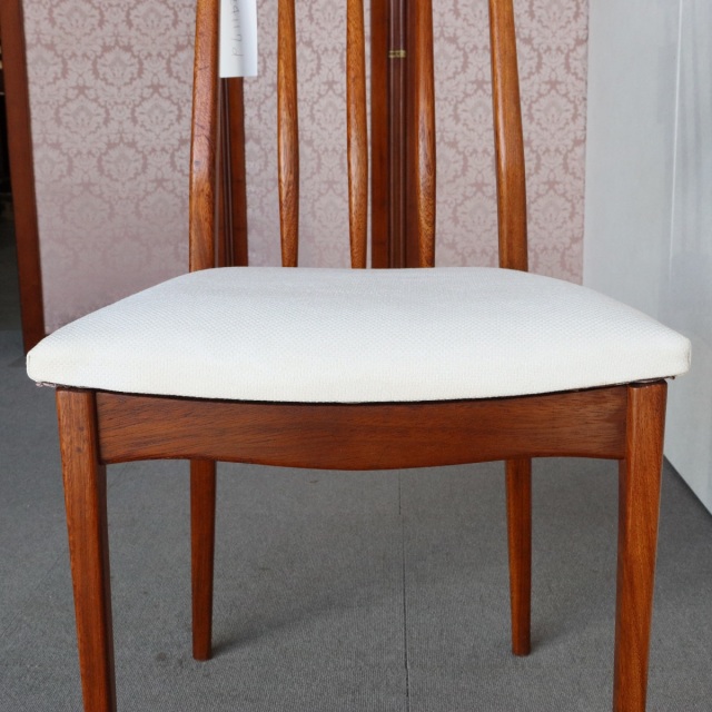 ヤンガーYoungerのハイバックダイニングチェア