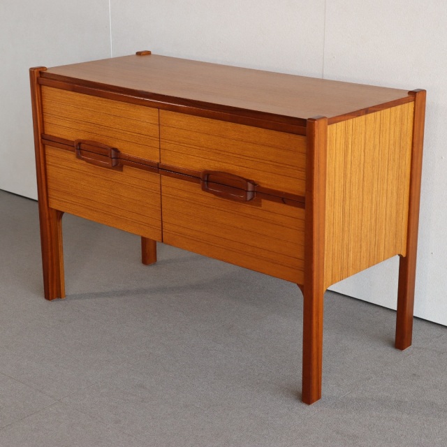 ネイサンNathenのチーク材のチェスト