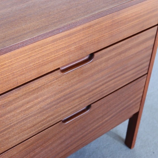 リチャード・ホーンビーデザインのサイドボード。 経年の風合いが心地よいチーク材北欧ヴィンテージ。