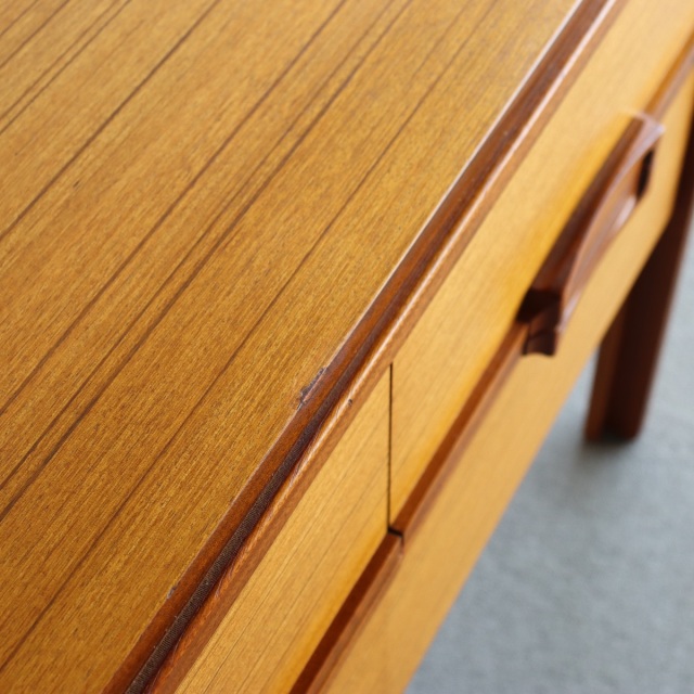 ネイサンNathenのチーク材のチェスト