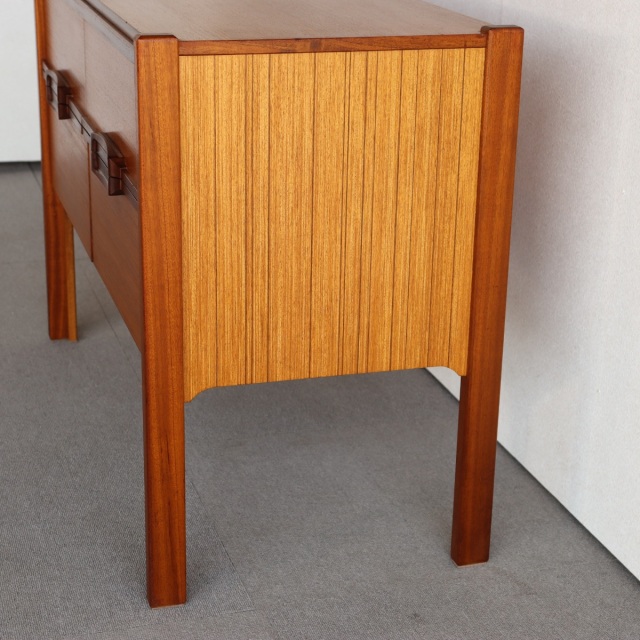 ネイサンNathenのチーク材のチェスト