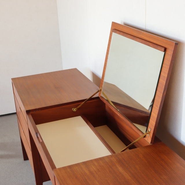 リチャード・ホーンビーデザインのサイドボード。 経年の風合いが心地よいチーク材北欧ヴィンテージ。