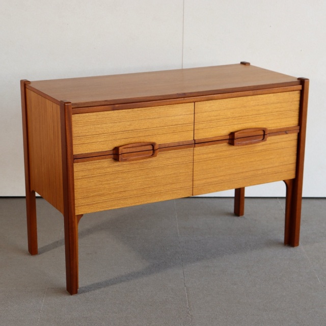 ネイサンNathenのチーク材のチェスト