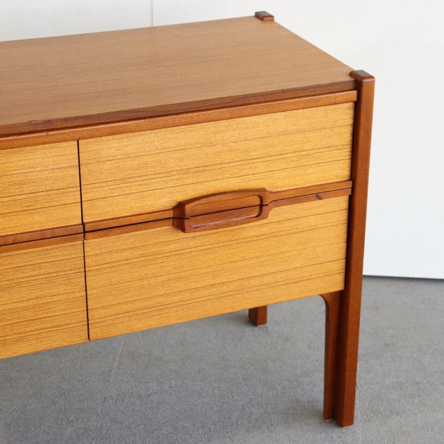 ネイサンNathenのチーク材のチェスト