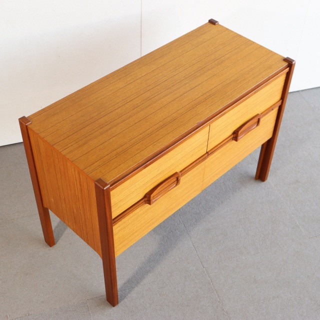 ネイサンNathenのチーク材のチェスト