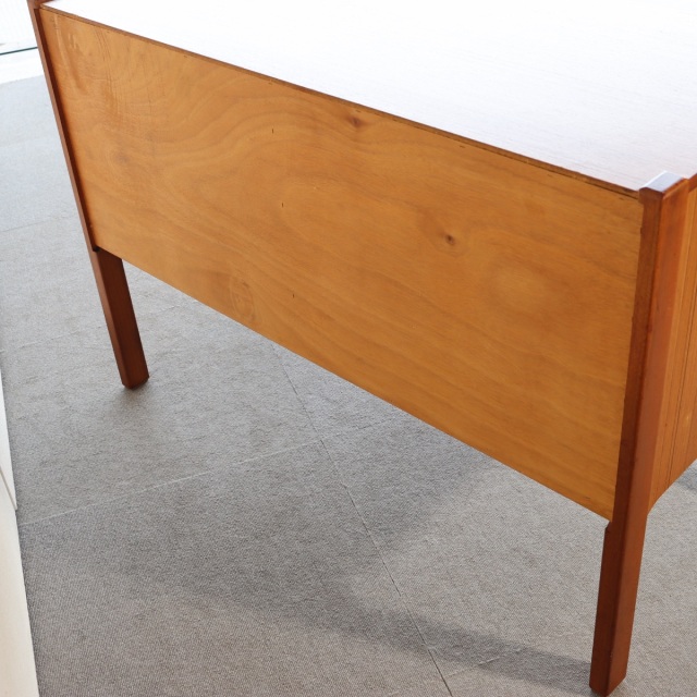 ネイサンNathenのチーク材のチェスト