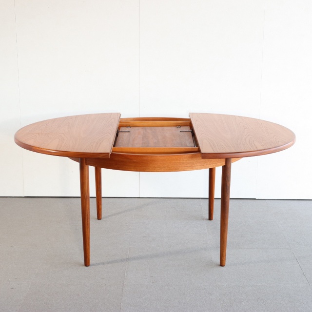 ジープランG-PLANのダイニングテーブル