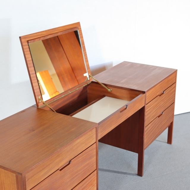 リチャード・ホーンビーデザインのサイドボード。 経年の風合いが心地よいチーク材北欧ヴィンテージ。