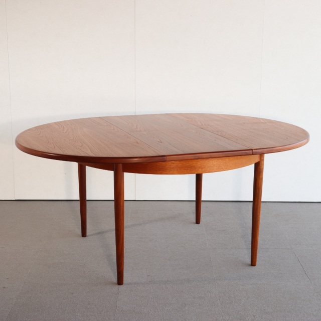 ジープランG-PLANのダイニングテーブル