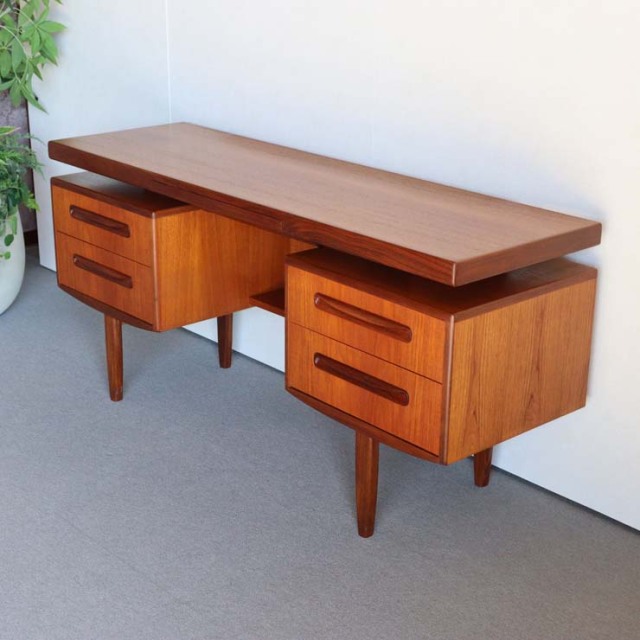 英国ヴィンテージのデスクといえばコレ！集中できる！？ジープラン