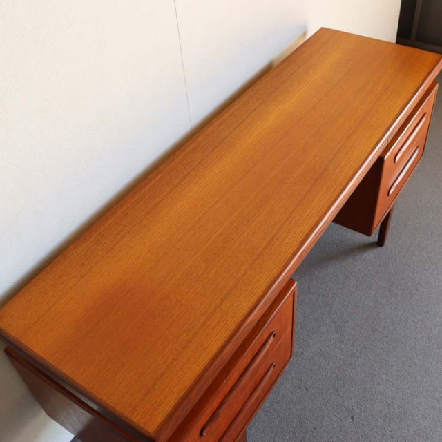 英国ヴィンテージのデスクといえばコレ！集中できる！？ジープラン