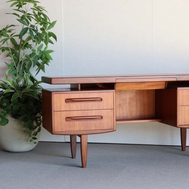 英国ヴィンテージのデスクといえばコレ！集中できる！？ジープラン