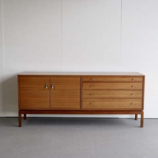 木製のヴィンテージサイドボード、左側は開き戸、右側は引出し4段、25079