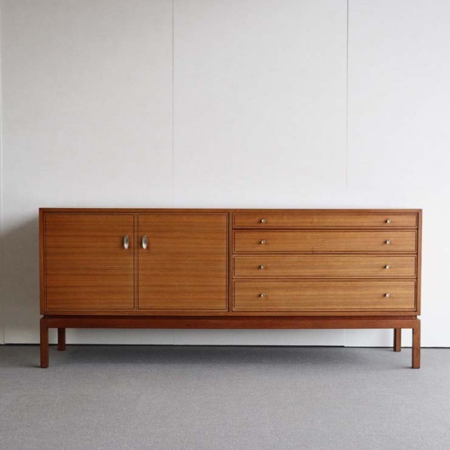 木製のヴィンテージサイドボード、左側は開き戸、右側は引出し4段、25079