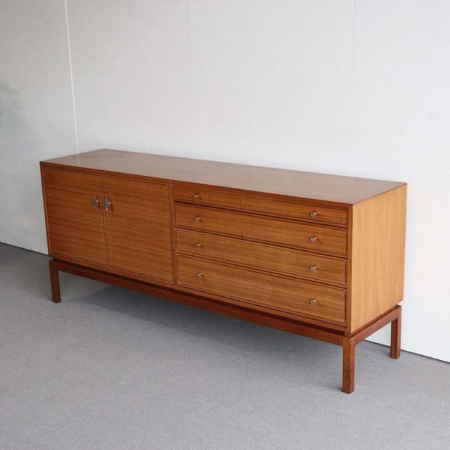 木製のヴィンテージサイドボード、左側は開き戸、右側は引出し4段、25079