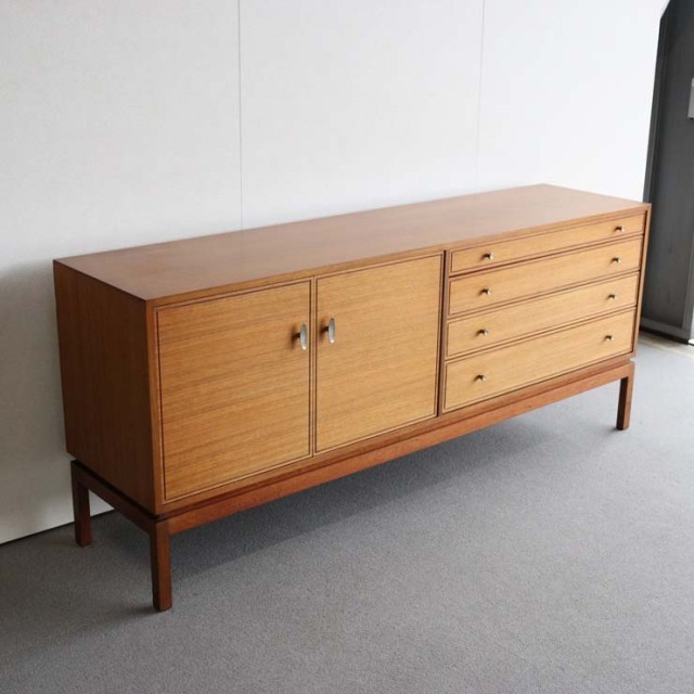 木製のヴィンテージサイドボード、左側は開き戸、右側は引出し4段、25079