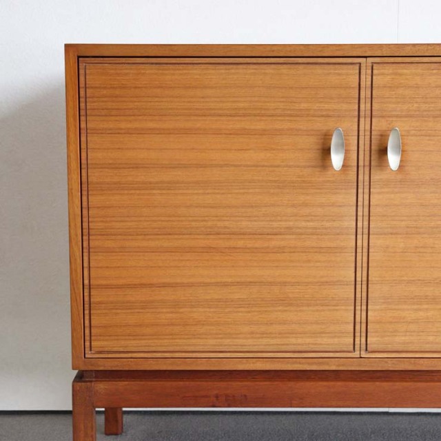 木製のヴィンテージサイドボード、左側は開き戸、右側は引出し4段、25079