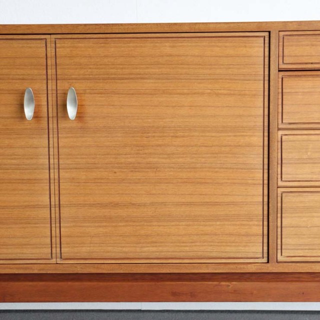 木製のヴィンテージサイドボード、左側は開き戸、右側は引出し4段、25079