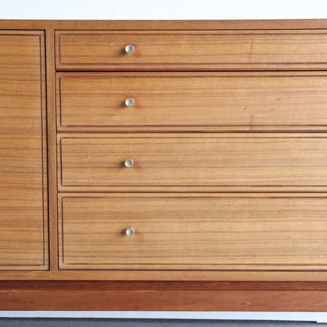 木製のヴィンテージサイドボード、左側は開き戸、右側は引出し4段、25079