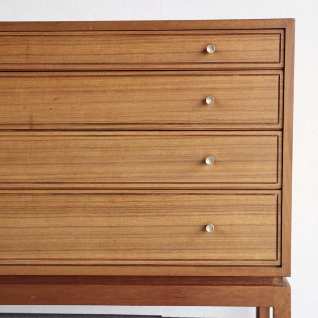 木製のヴィンテージサイドボード、左側は開き戸、右側は引出し4段、25079