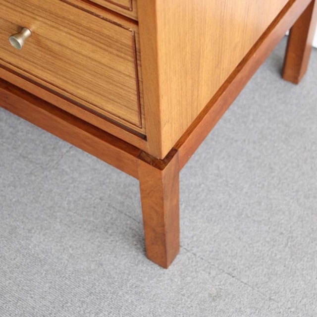 木製のヴィンテージサイドボード、左側は開き戸、右側は引出し4段、25079