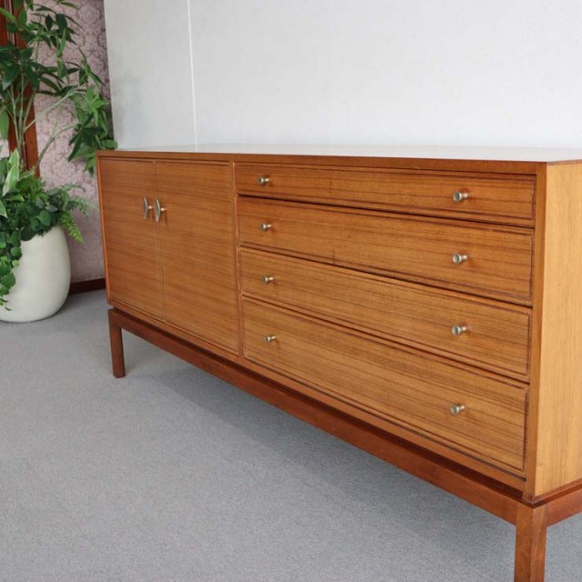 木製のヴィンテージサイドボード、左側は開き戸、右側は引出し4段、25079