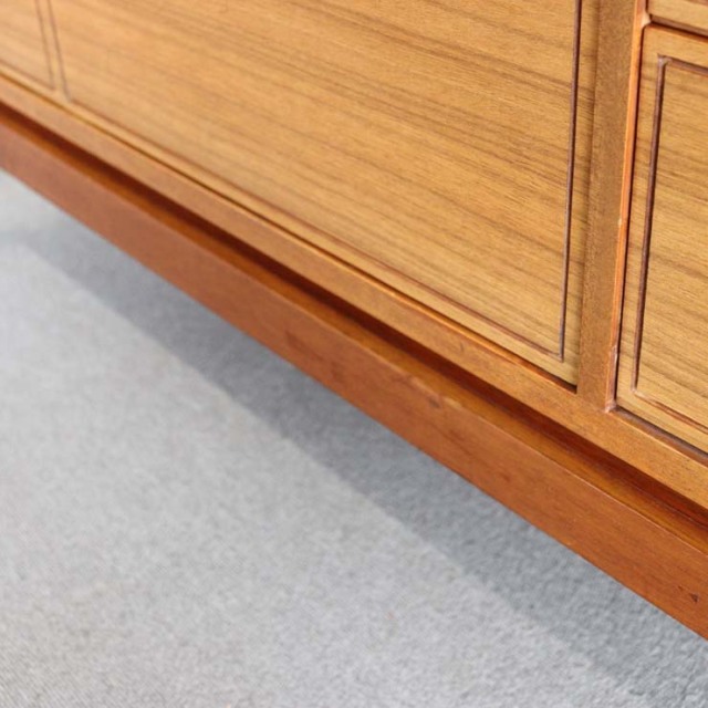 木製のヴィンテージサイドボード、左側は開き戸、右側は引出し4段、25079