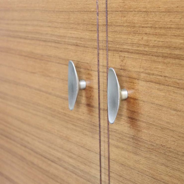 木製のヴィンテージサイドボード、左側は開き戸、右側は引出し4段、25079