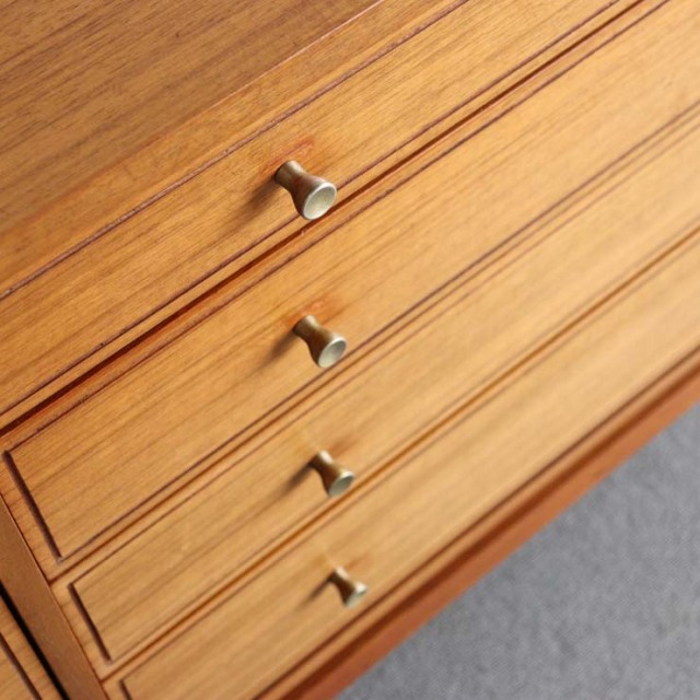 木製のヴィンテージサイドボード、左側は開き戸、右側は引出し4段、25079