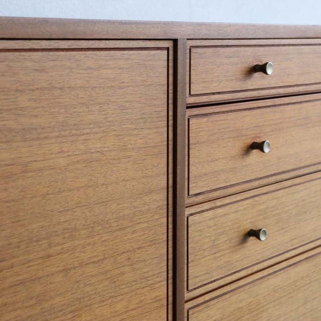 木製のヴィンテージサイドボード、左側は開き戸、右側は引出し4段、25079