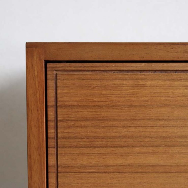 木製のヴィンテージサイドボード、左側は開き戸、右側は引出し4段、25079