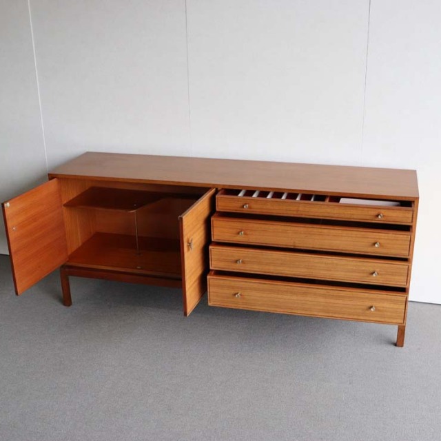 木製のヴィンテージサイドボード、左側は開き戸、右側は引出し4段、25079